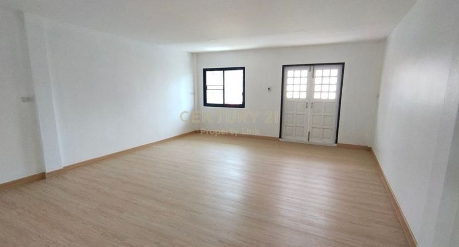 For sale 3 bedrooms townhouse in Huai Khwang, Bangkok