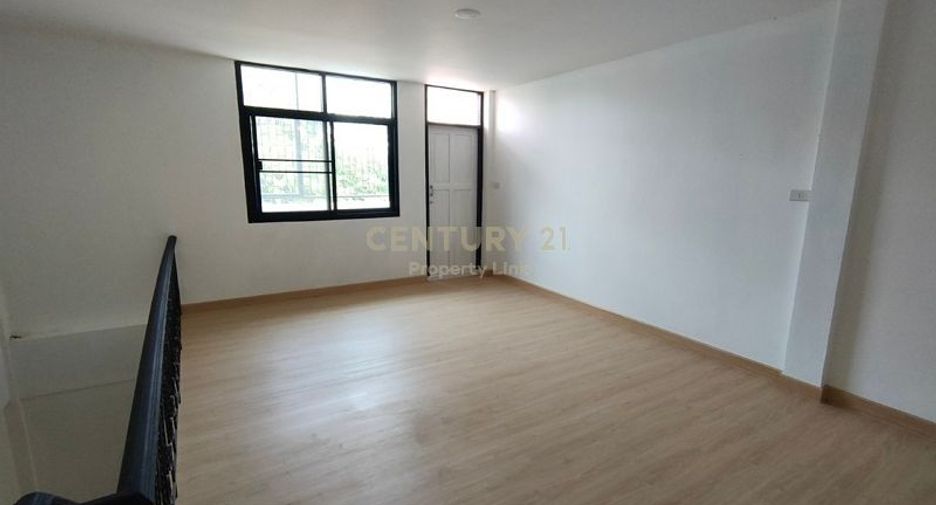 For sale 3 bedrooms townhouse in Huai Khwang, Bangkok