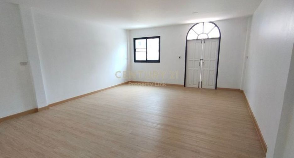 For sale 3 bedrooms townhouse in Huai Khwang, Bangkok