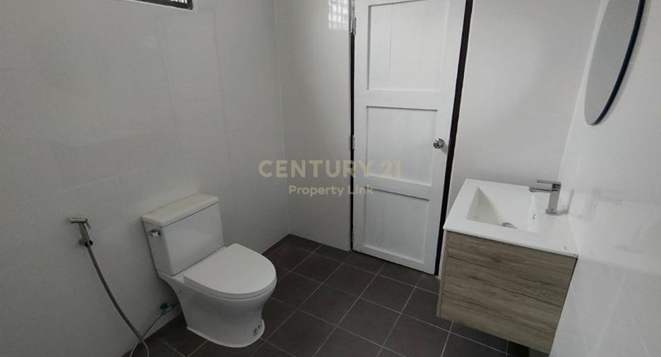 For sale 3 bedrooms townhouse in Huai Khwang, Bangkok