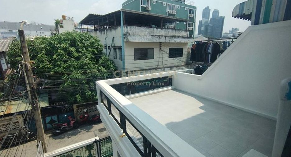 For sale 3 bedrooms townhouse in Huai Khwang, Bangkok