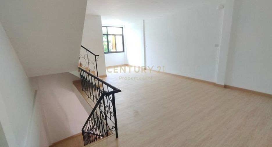 For sale 3 bedrooms townhouse in Huai Khwang, Bangkok