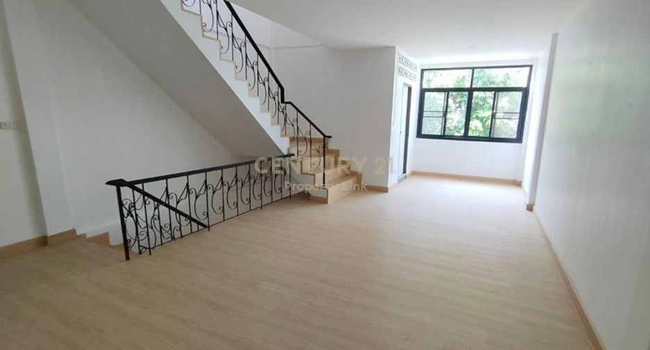 For sale 3 bedrooms townhouse in Huai Khwang, Bangkok