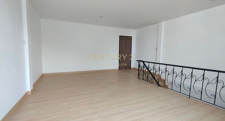 For sale 3 bedrooms townhouse in Huai Khwang, Bangkok