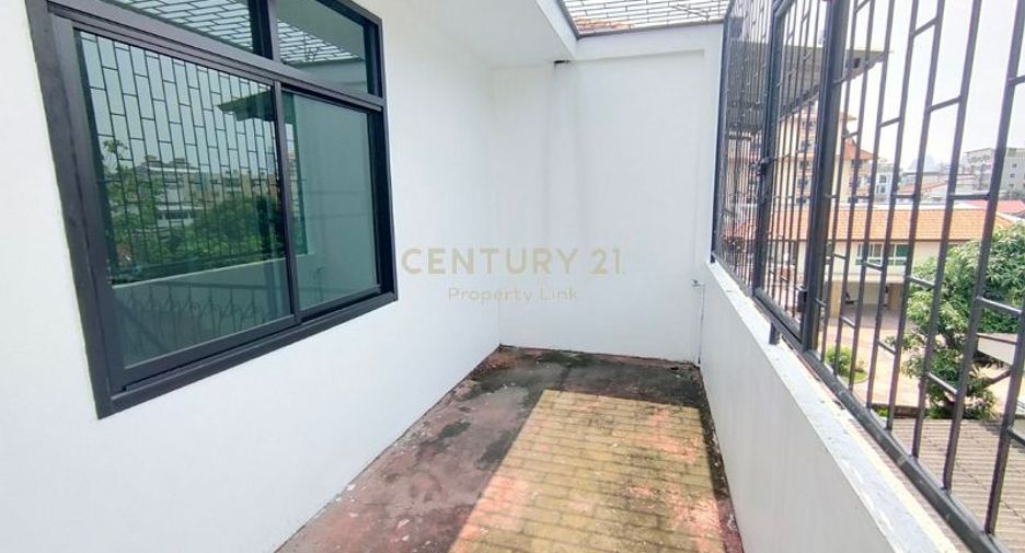 For sale 3 bedrooms townhouse in Huai Khwang, Bangkok
