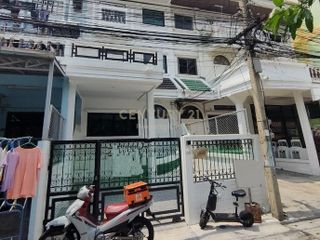 For sale 3 bed townhouse in Huai Khwang, Bangkok