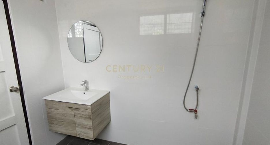 For sale 3 bedrooms townhouse in Huai Khwang, Bangkok