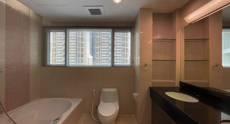 For rent 4 bedrooms apartment in Khlong Toei, Bangkok