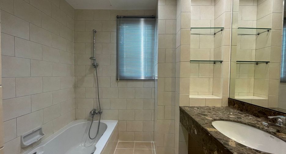 For rent 4 bedrooms apartment in Khlong Toei, Bangkok