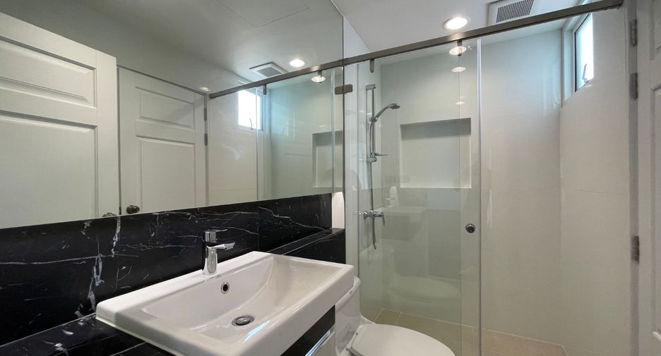 For rent 4 bedrooms apartment in Khlong Toei, Bangkok