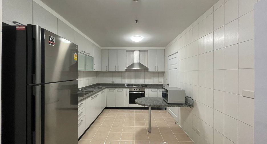 For rent 4 bedrooms apartment in Khlong Toei, Bangkok