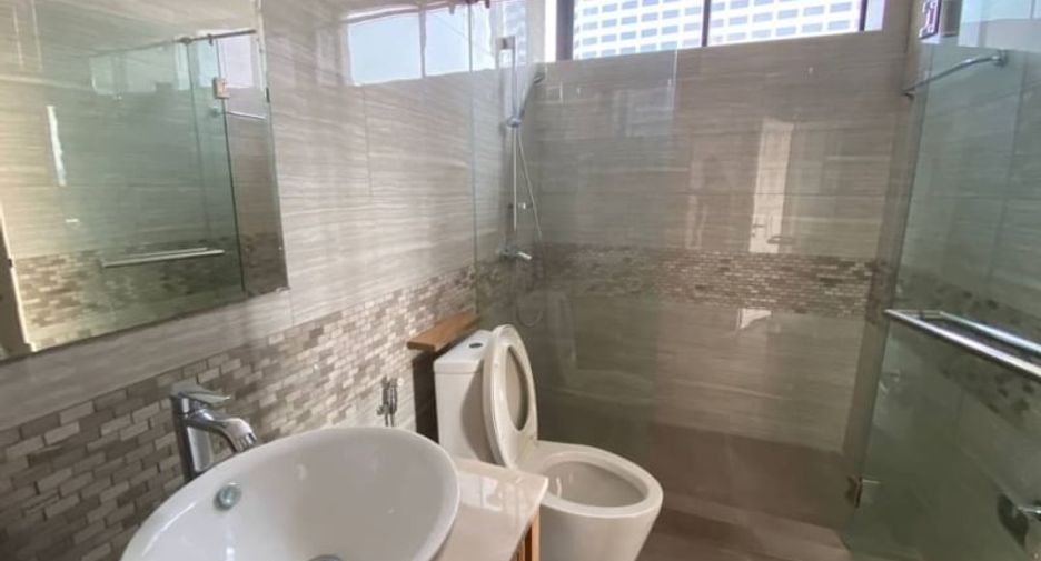 For rent 3 bedrooms condo in Bang Rak, Bangkok