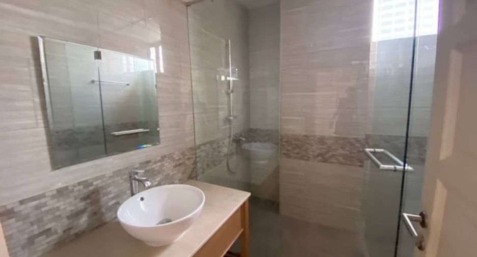 For rent 3 bedrooms condo in Bang Rak, Bangkok