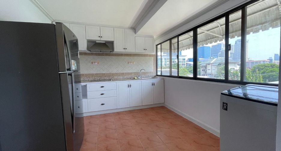 For rent 3 bedrooms apartment in Phaya Thai, Bangkok