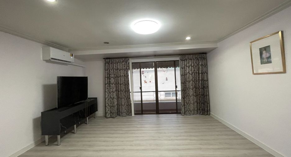 For rent 3 bedrooms apartment in Phaya Thai, Bangkok