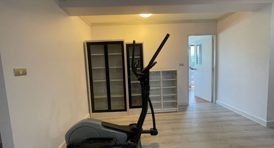 For rent 3 bedrooms apartment in Phaya Thai, Bangkok