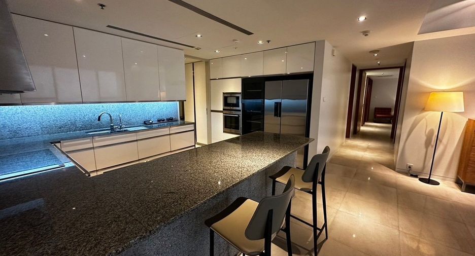 For rent 3 bedrooms condo in Sathon, Bangkok