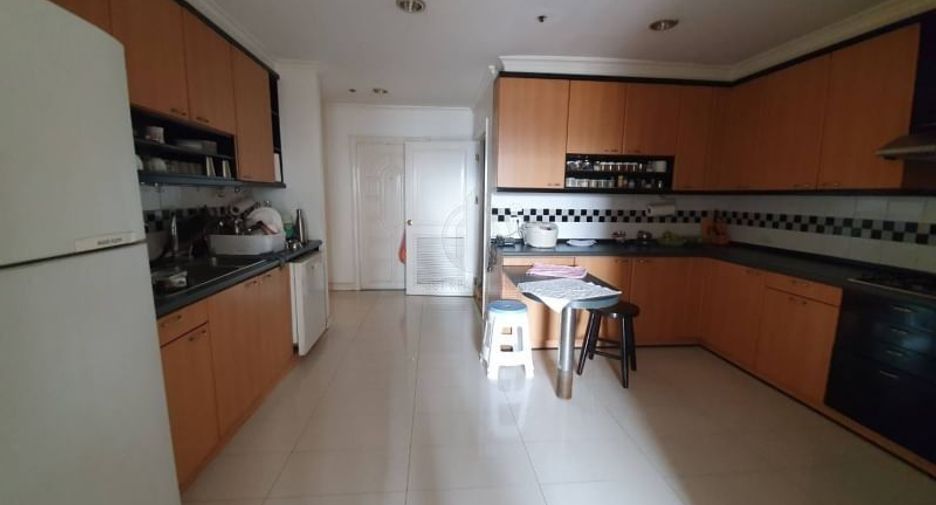For sale 3 bed condo in Watthana, Bangkok
