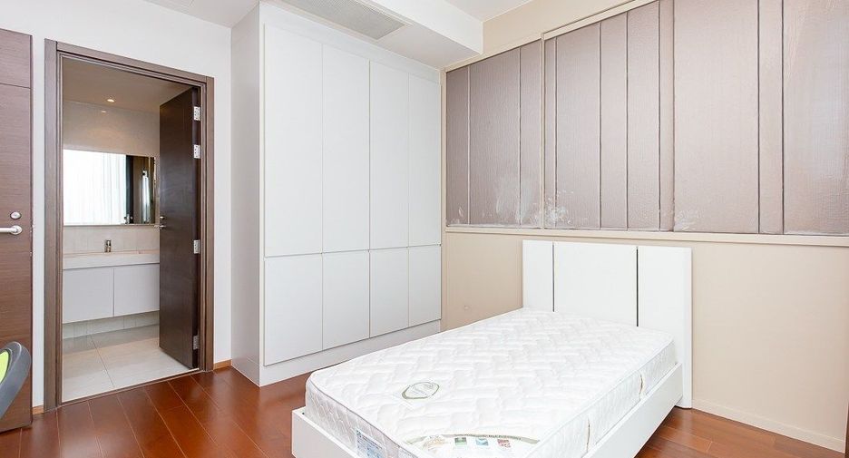 For rent 3 bedrooms condo in Watthana, Bangkok