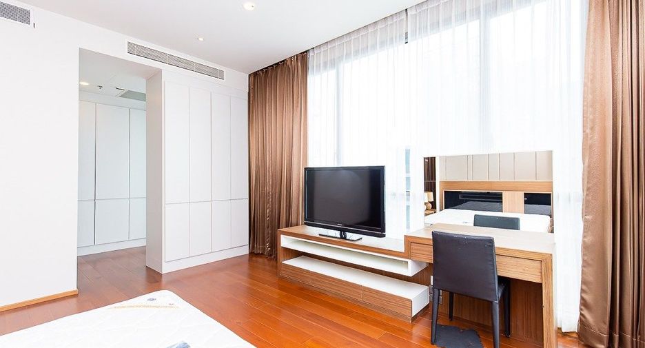 For rent 3 bedrooms condo in Watthana, Bangkok
