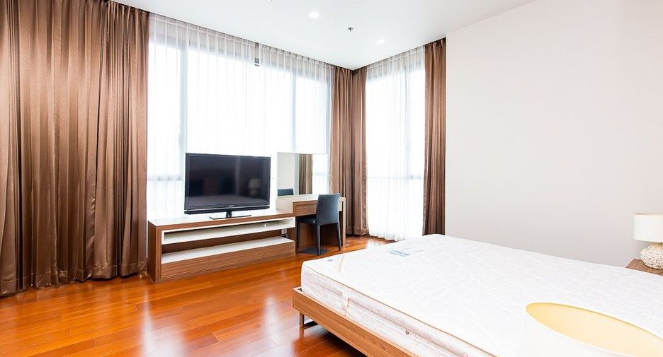For rent 3 bedrooms condo in Watthana, Bangkok