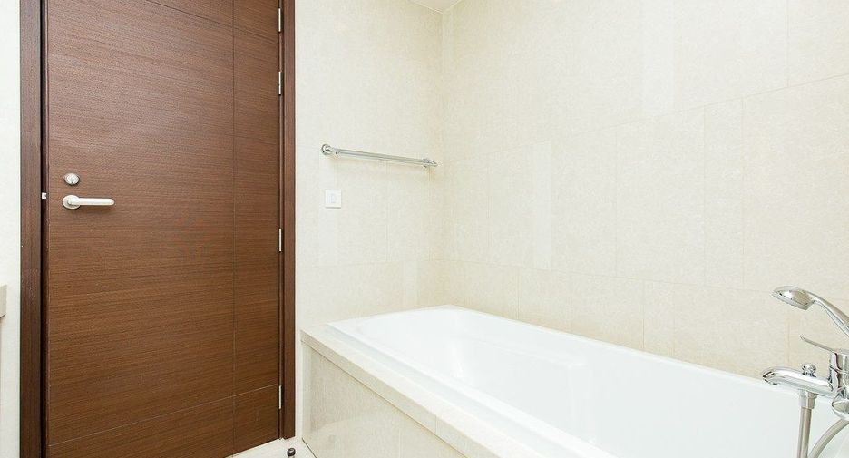For rent 3 bedrooms condo in Watthana, Bangkok