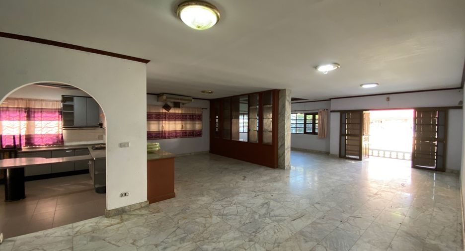 Haus zum Kauf mit 6 Zimmer in Taling Chan, Bangkok