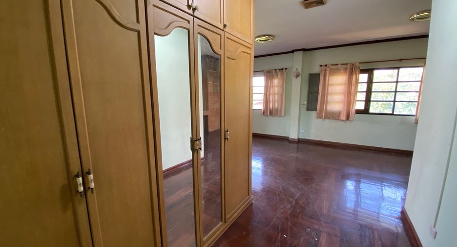 Haus zum Kauf mit 6 Zimmer in Taling Chan, Bangkok