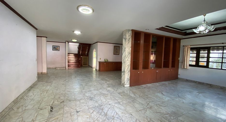 Haus zum Kauf mit 6 Zimmer in Taling Chan, Bangkok