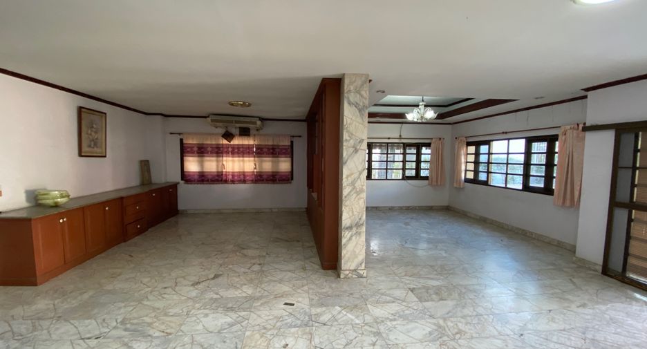 Haus zum Kauf mit 6 Zimmer in Taling Chan, Bangkok