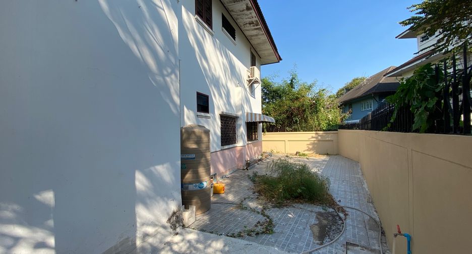 Haus zum Kauf mit 6 Zimmer in Taling Chan, Bangkok