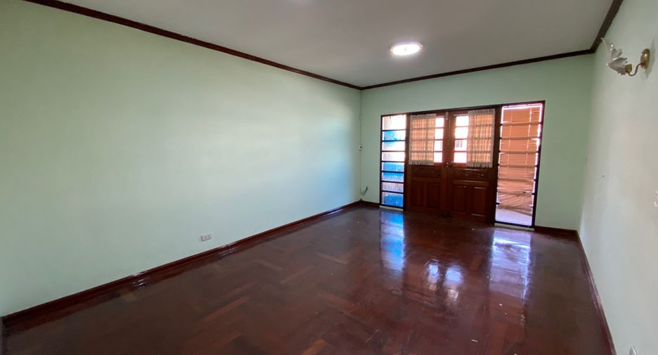 Haus zum Kauf mit 6 Zimmer in Taling Chan, Bangkok