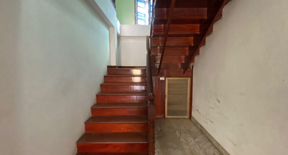 Haus zum Kauf mit 6 Zimmer in Taling Chan, Bangkok