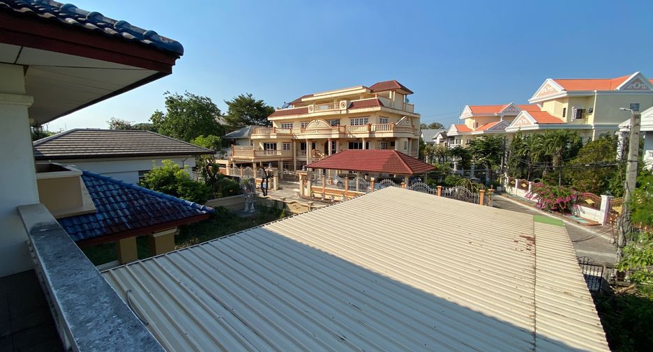 Haus zum Kauf mit 6 Zimmer in Taling Chan, Bangkok