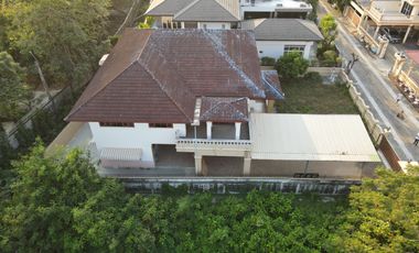 Haus zum Kauf mit 6 Zimmer in Taling Chan, Bangkok