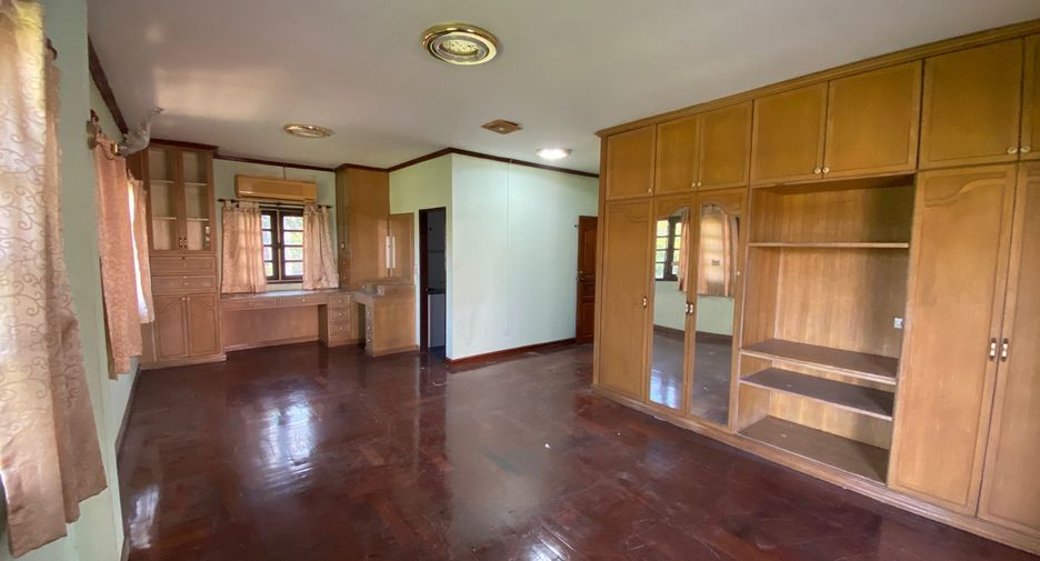 Haus zum Kauf mit 6 Zimmer in Taling Chan, Bangkok