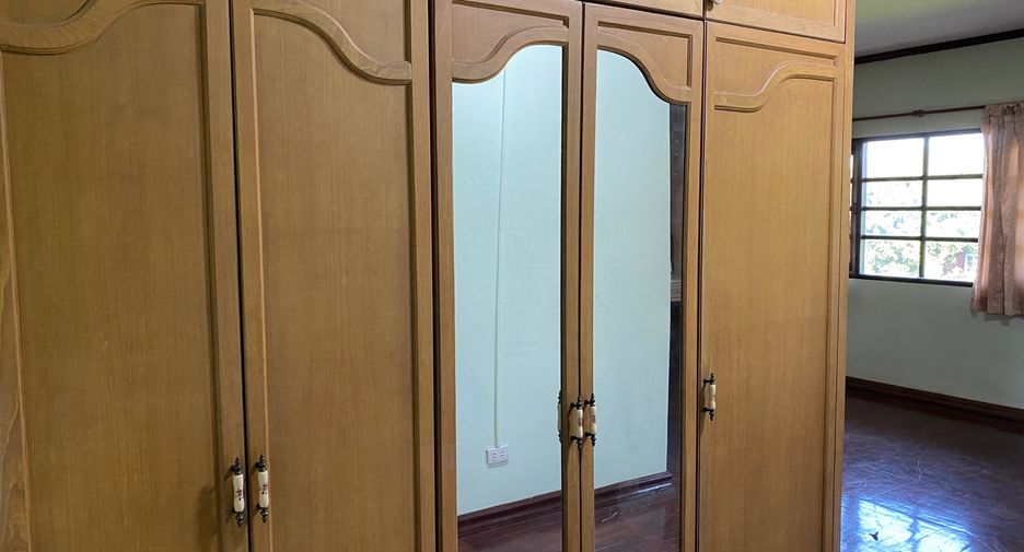 Haus zum Kauf mit 6 Zimmer in Taling Chan, Bangkok