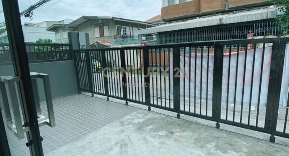 For sale 4 bedrooms retail Space in Wang Thonglang, Bangkok