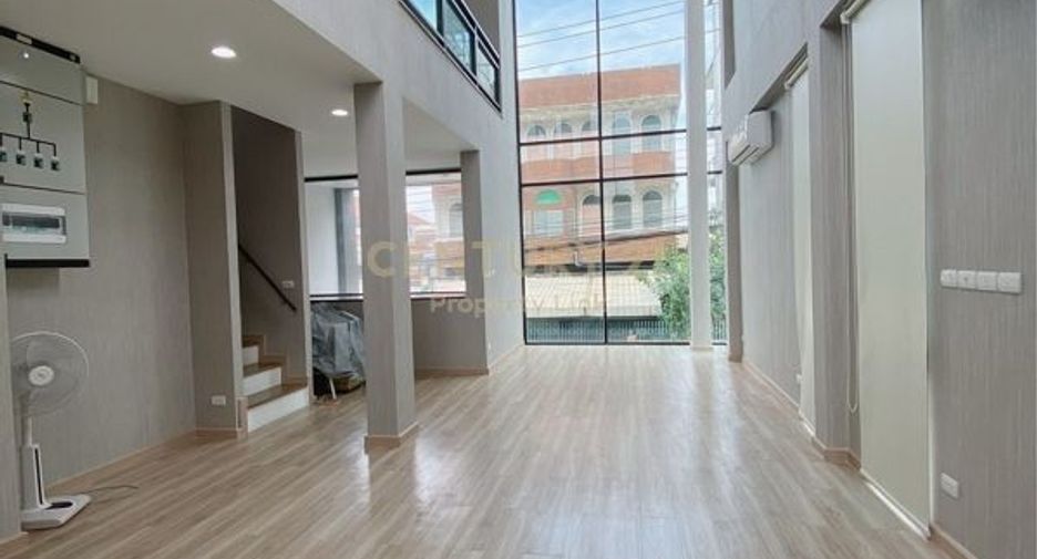 For sale 4 bedrooms retail Space in Wang Thonglang, Bangkok