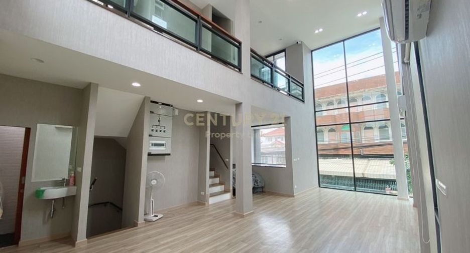 For sale 4 bedrooms retail Space in Wang Thonglang, Bangkok