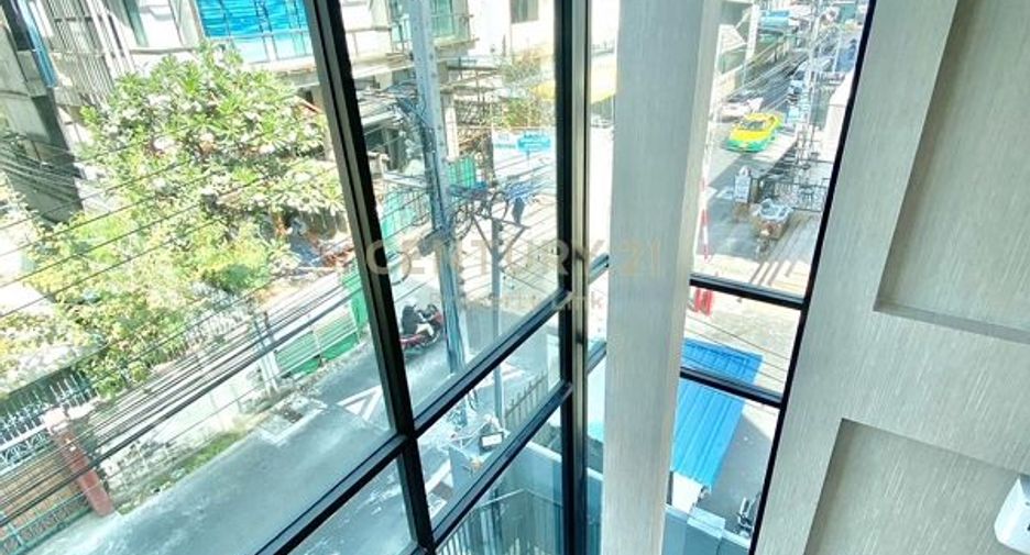 For sale 4 bedrooms retail Space in Wang Thonglang, Bangkok