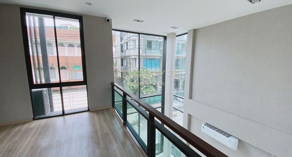 For sale 4 bedrooms retail Space in Wang Thonglang, Bangkok