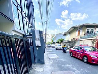 For sale 4 bedrooms retail Space in Wang Thonglang, Bangkok