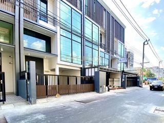 For sale 4 bedrooms retail Space in Wang Thonglang, Bangkok