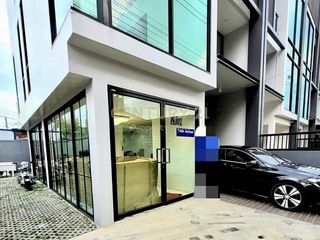 For sale 4 bedrooms retail Space in Wang Thonglang, Bangkok