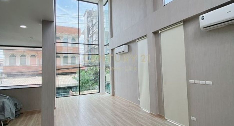 For sale 4 bedrooms retail Space in Wang Thonglang, Bangkok