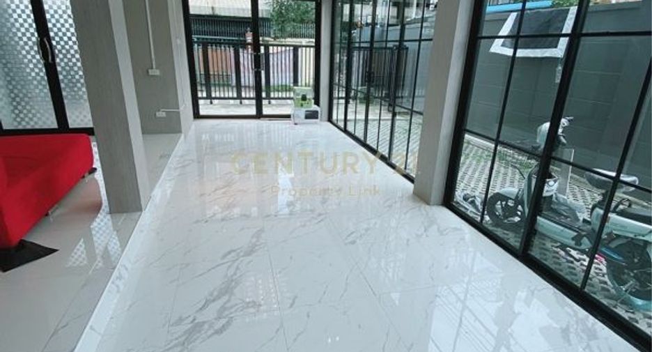 For sale 4 bedrooms retail Space in Wang Thonglang, Bangkok
