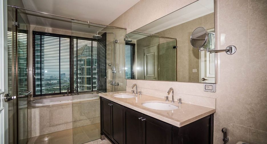 For rent 3 bedrooms condo in Khlong Toei, Bangkok