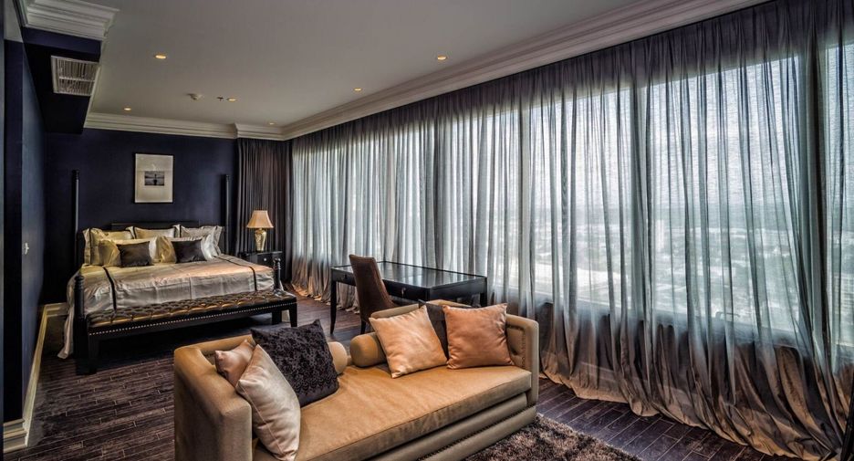 For rent 3 bedrooms condo in Khlong Toei, Bangkok