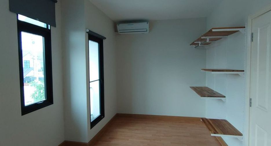 For rent 3 Beds townhouse in Lam Luk Ka, Pathum Thani